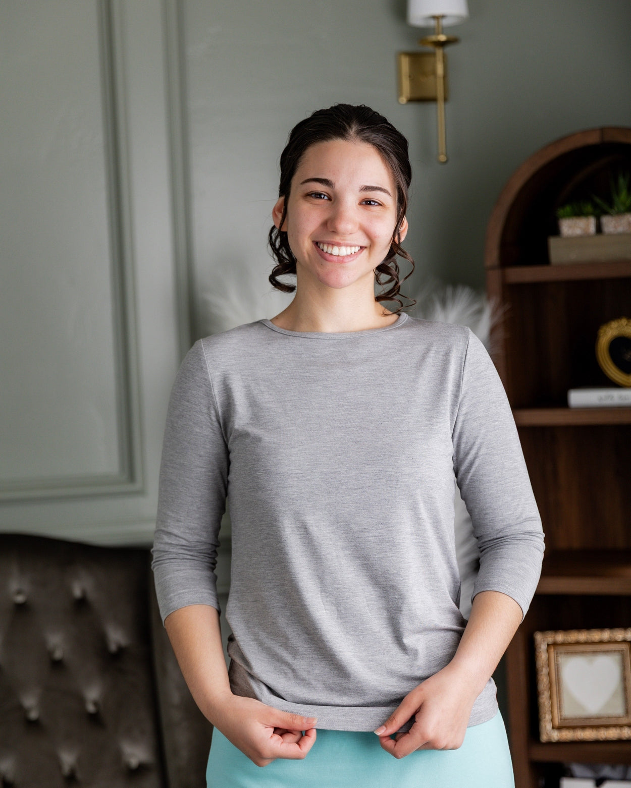 Stock photo of our Nuggles® Essential 3/4 Tee in Heather Gray