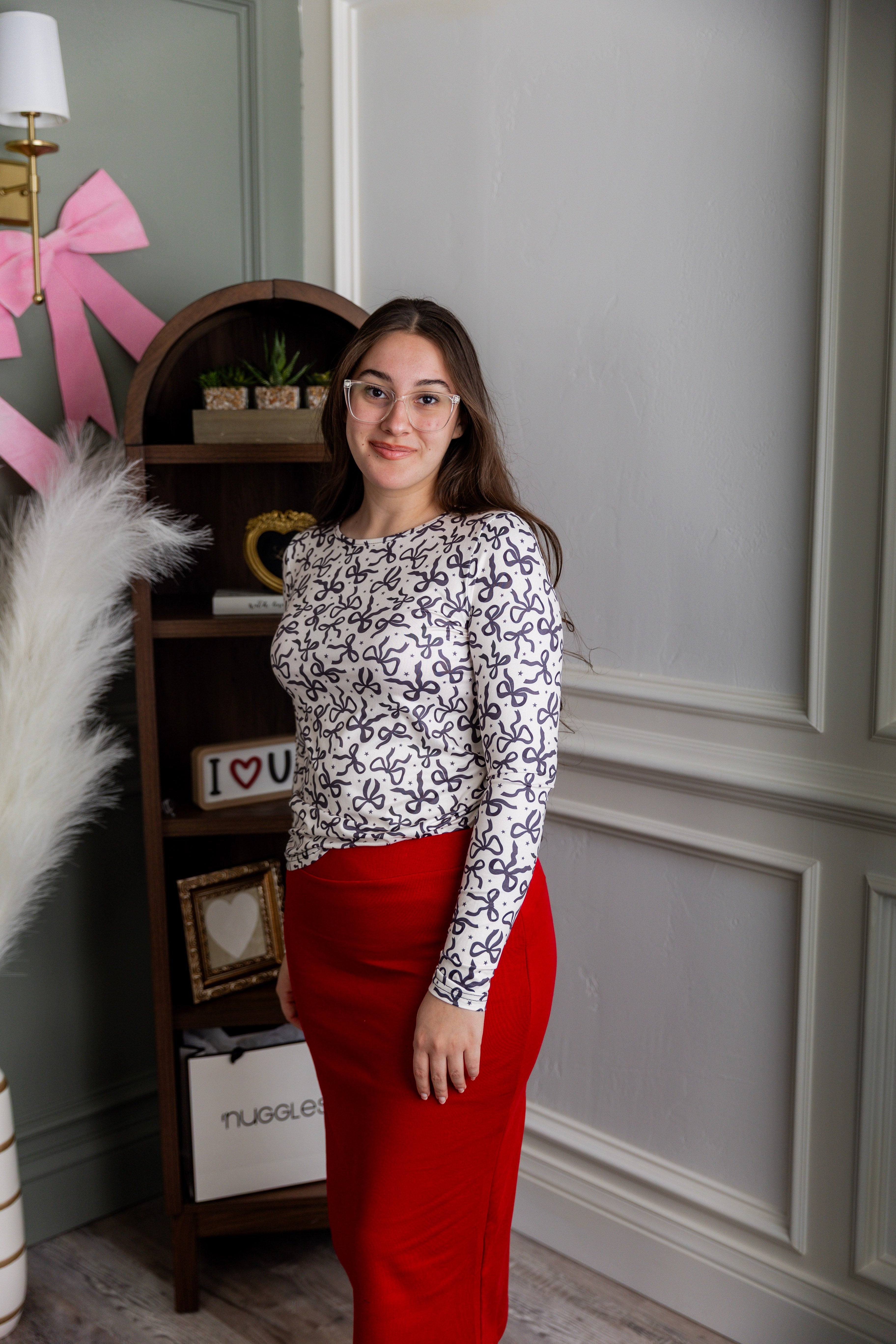 Model wearing Nuggles® Essential Long Sleeve Tee in Bow & Tell