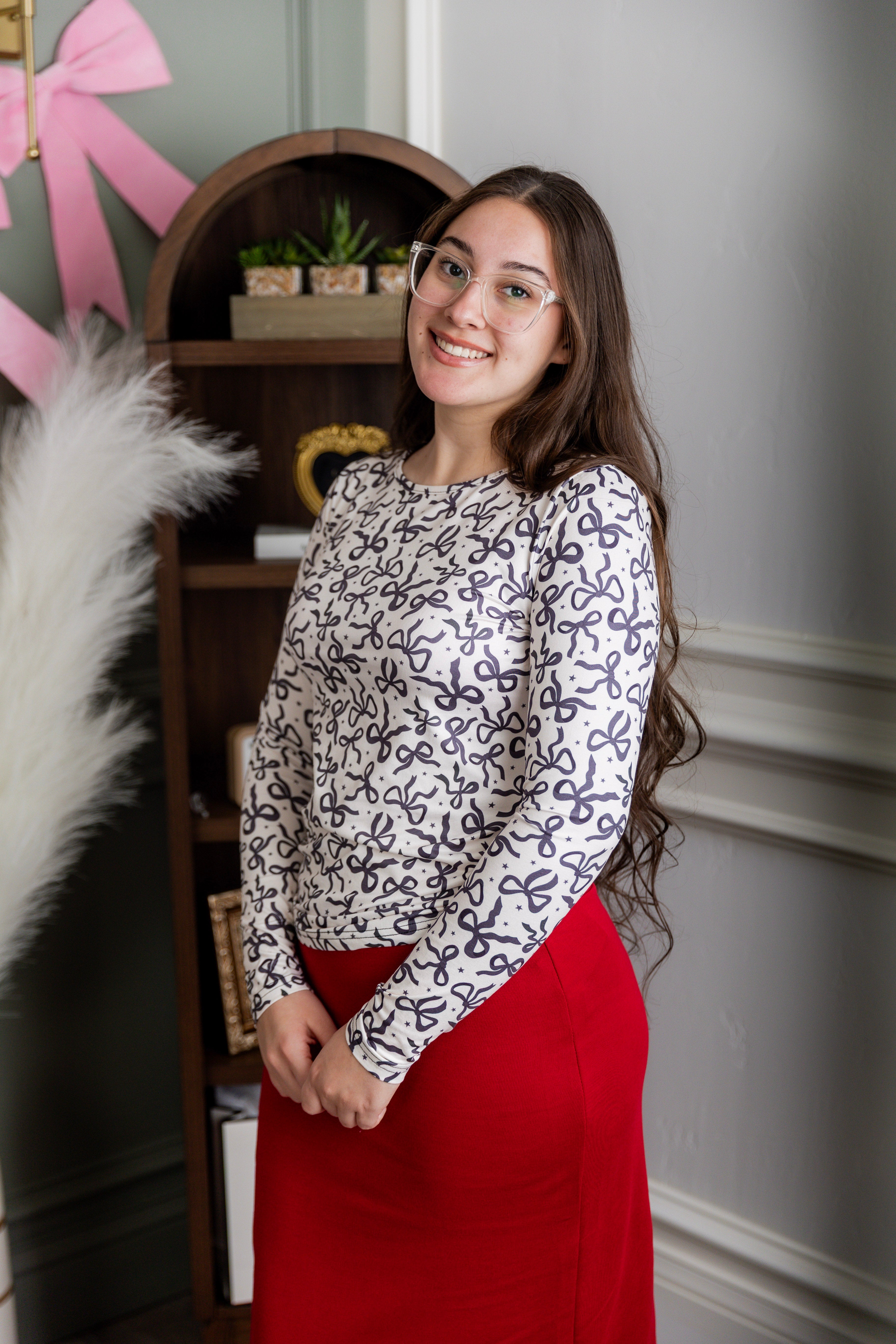 Model wearing Nuggles® Essential Long Sleeve Tee in Bow & Tell