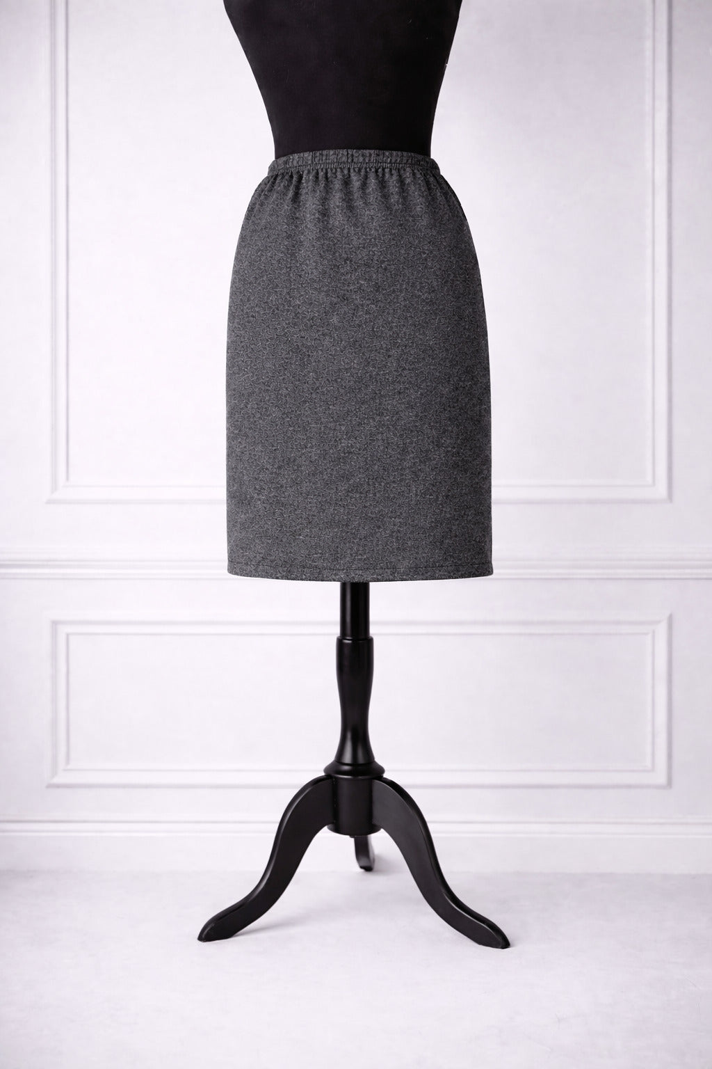 Stock photo of our Nuggles® 25-inch classic skirt elastic waistband and straight silhouette in Heather Grey