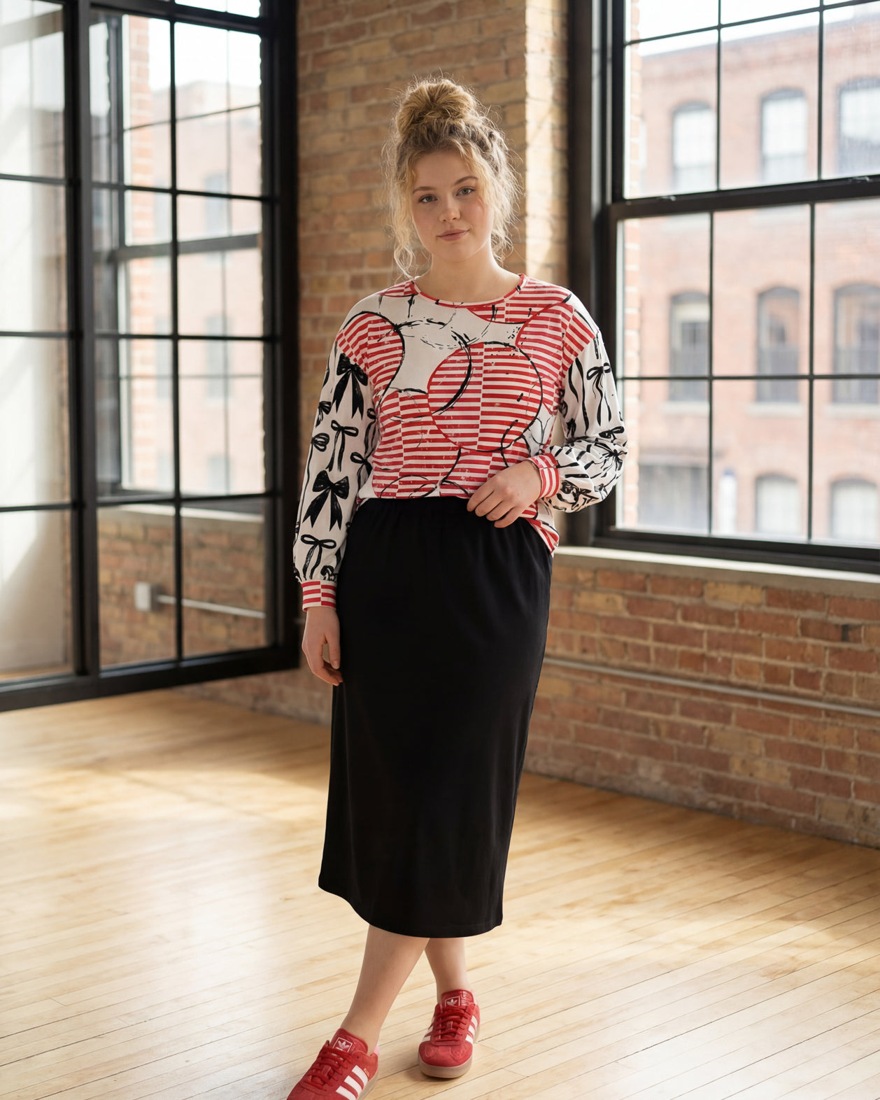 Model wearing Nuggles® Bryauna Top in Boardwalk Bows