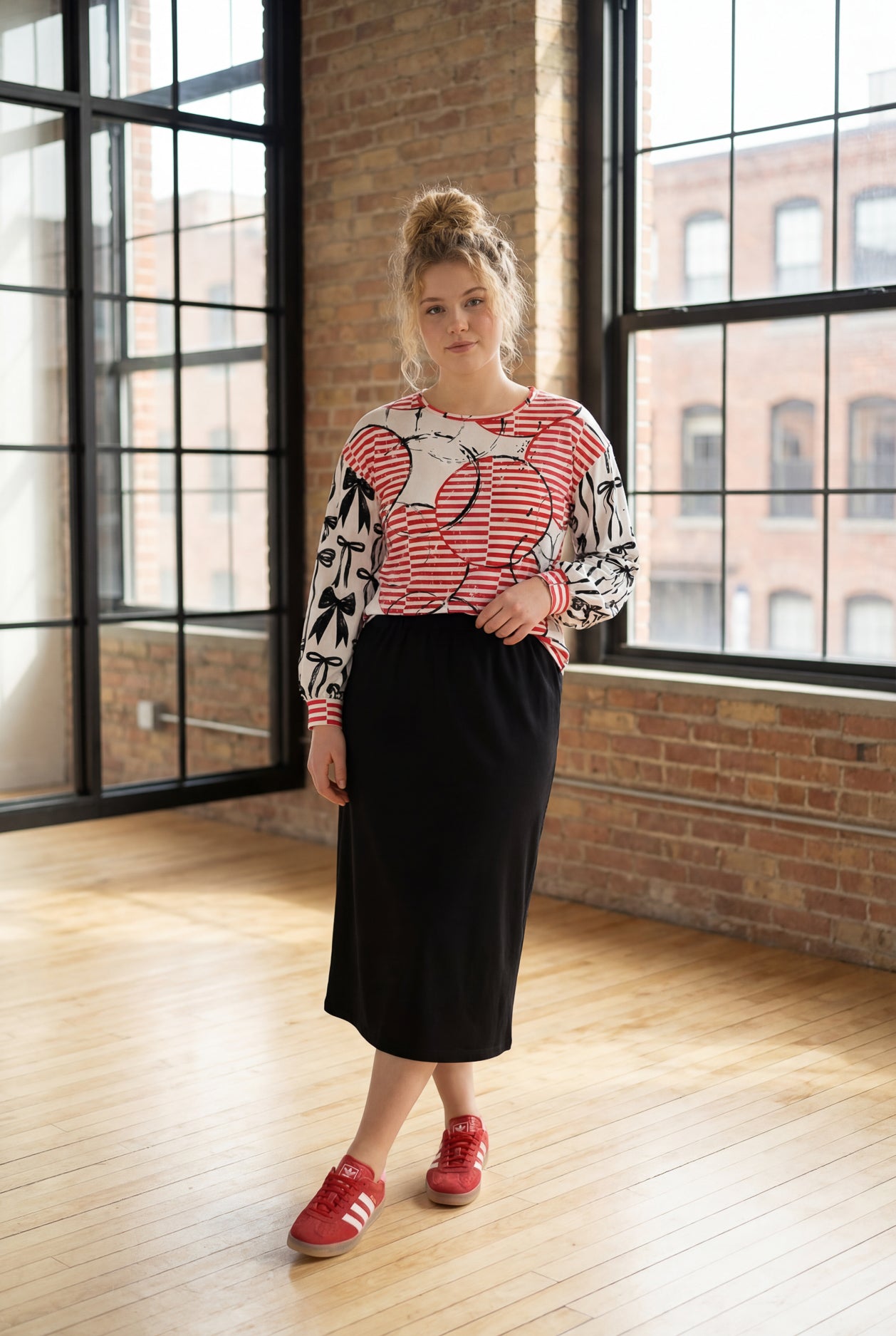 Model wearing the Nuggles® Bryauna Top in Boardwalk Bows