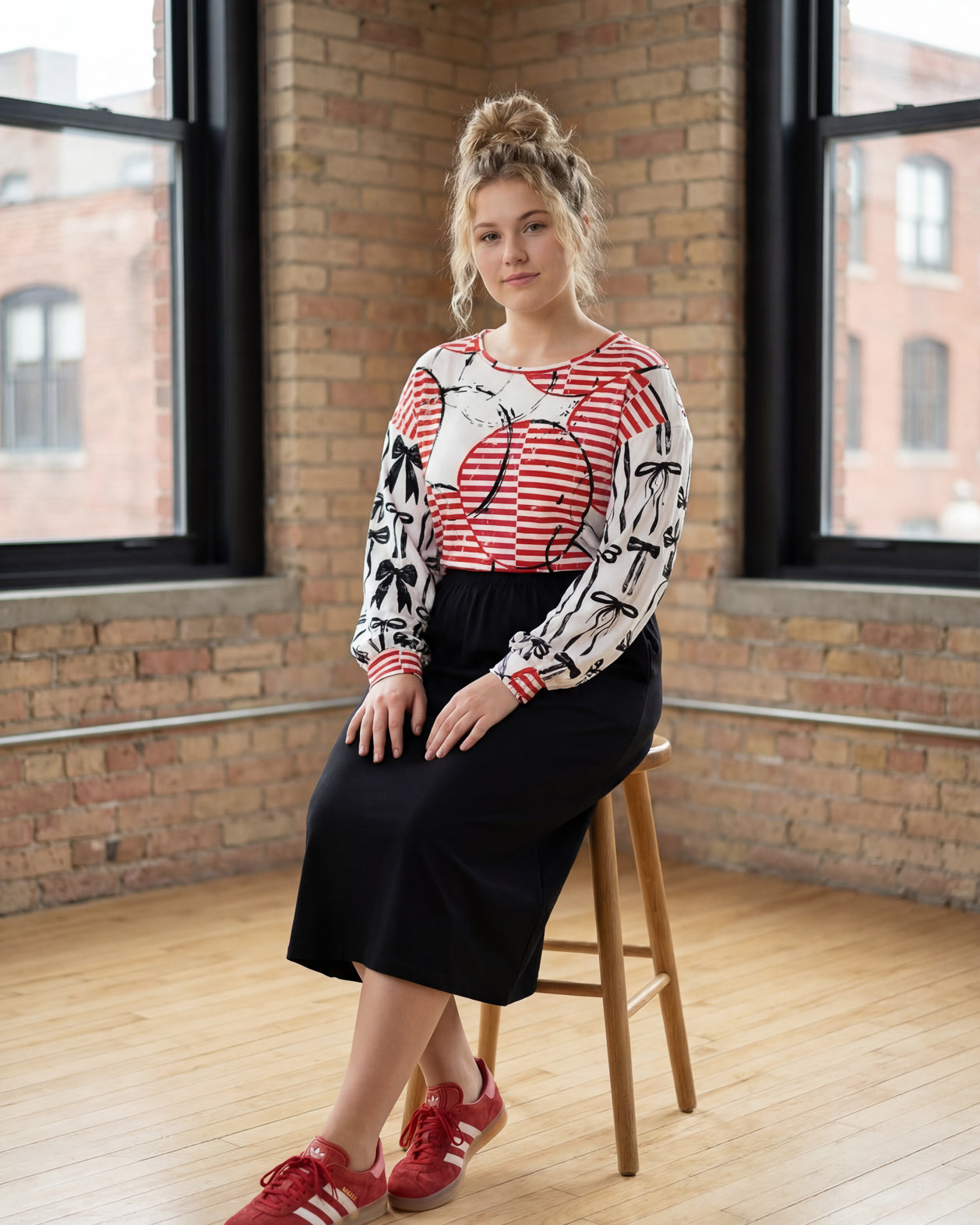 Model wearing Nuggles® Bryauna Top in Boardwalk Bows