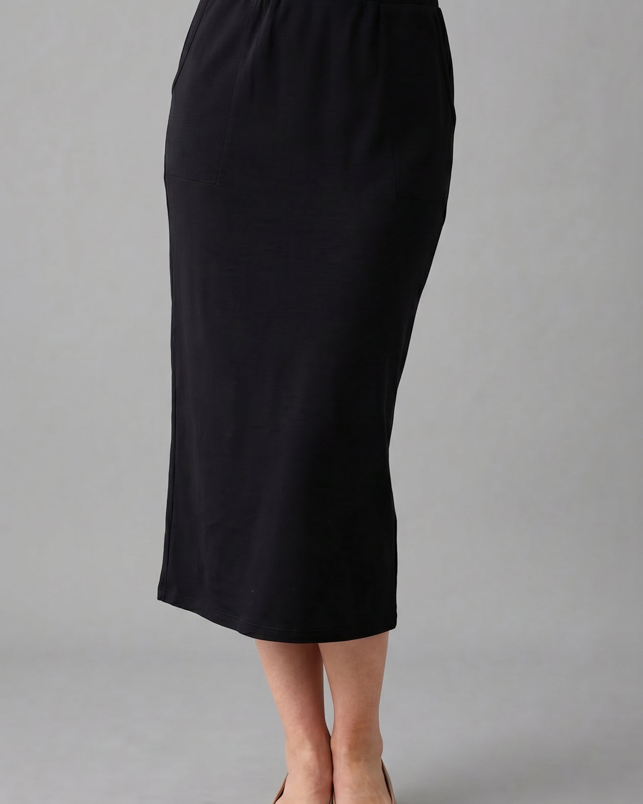 Model wearing Nuggles® 31" Pocket Classic Skirt in Black
