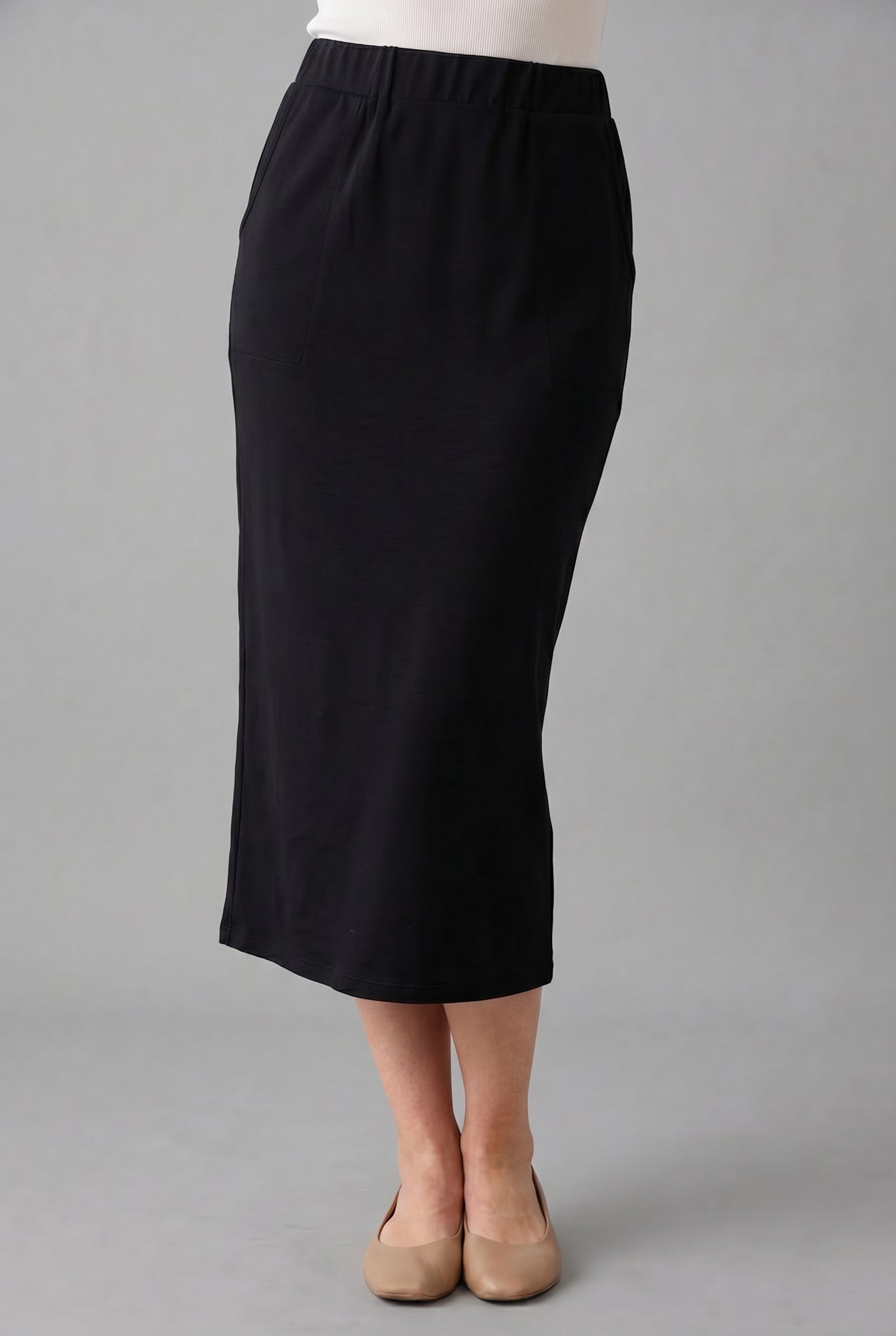 Model wearing Nuggles® 31" Pocket Classic Skirt in Black