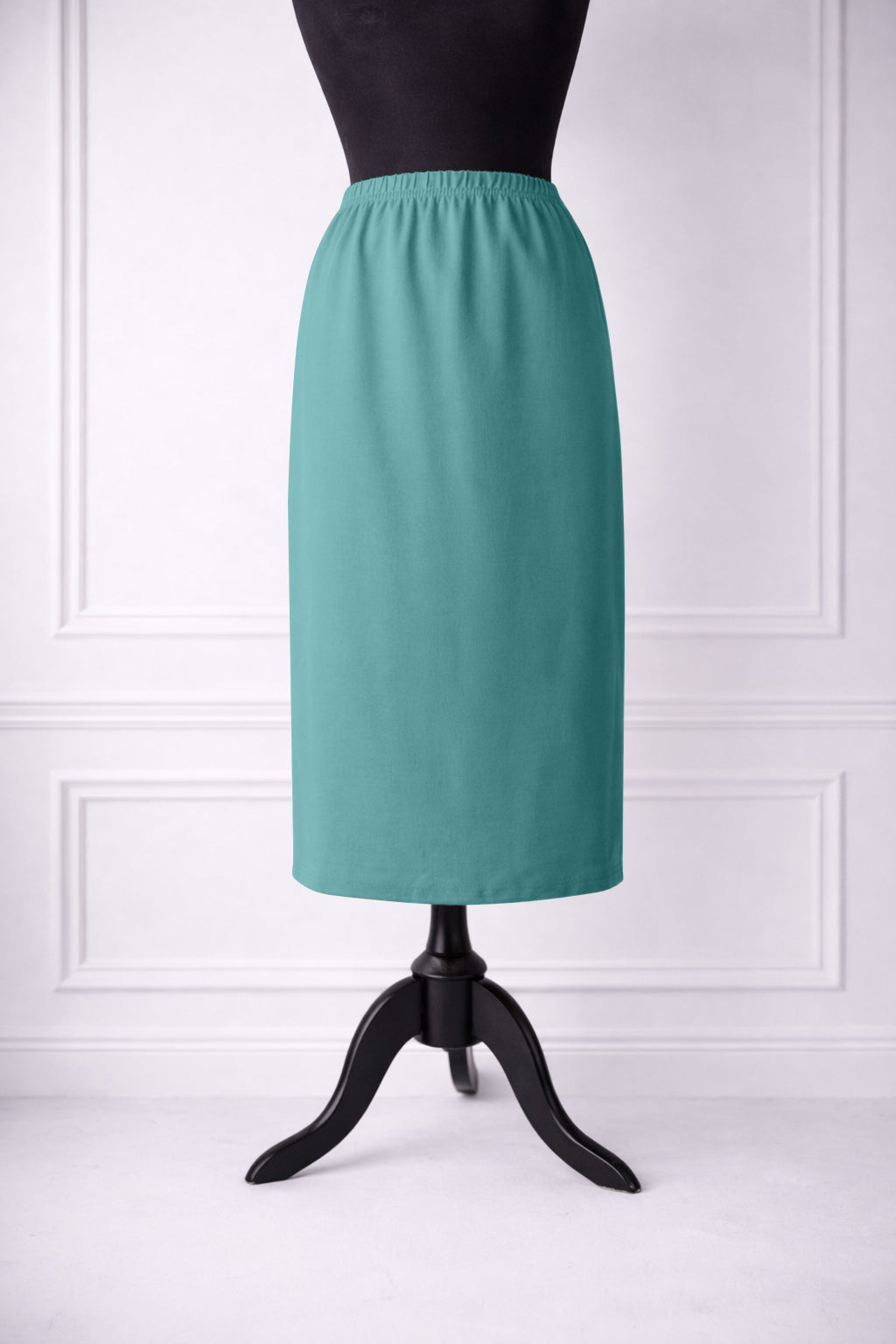 Nuggles® 31-inch classic skirt elastic waistband and straight silhouette