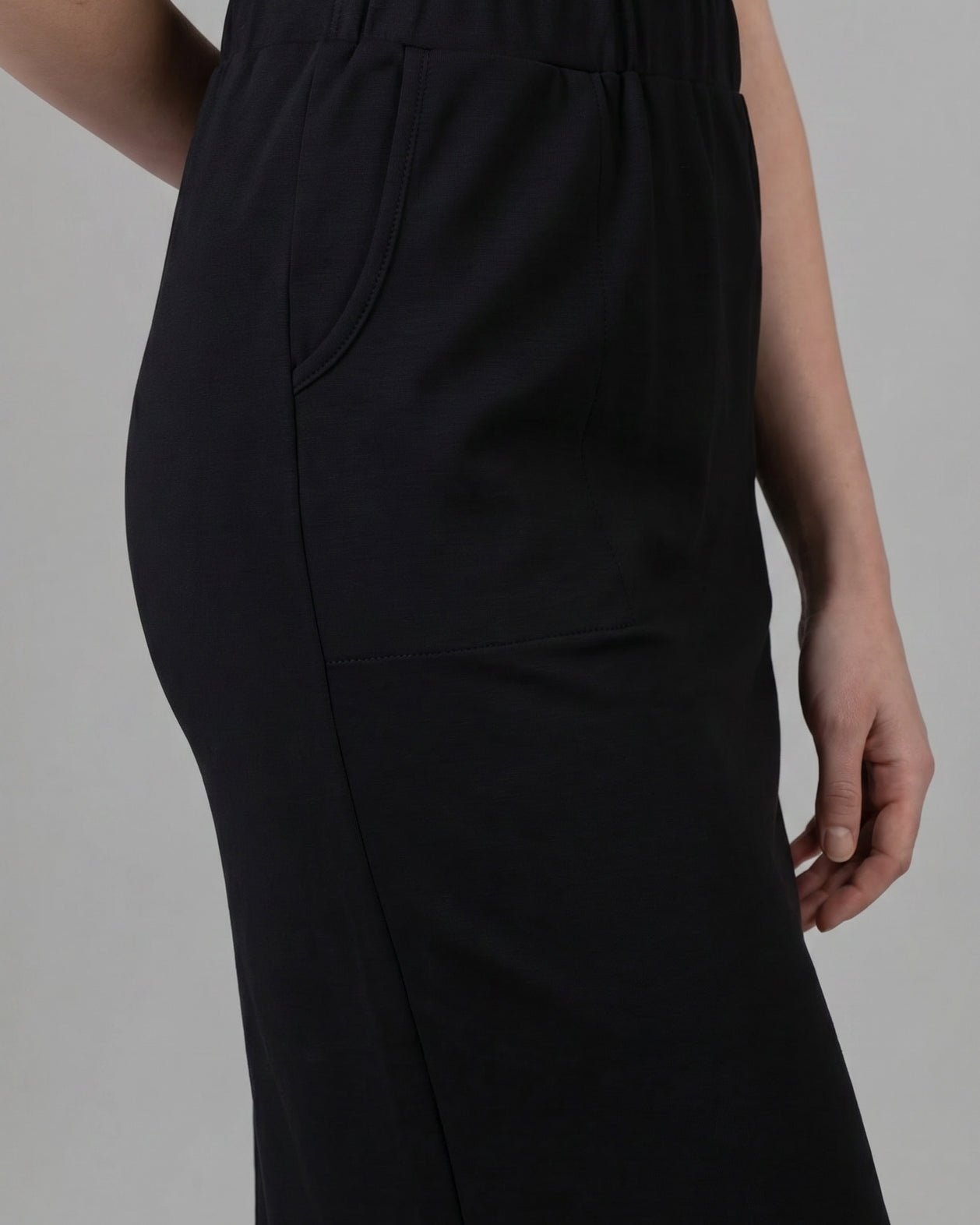 Model wearing Nuggles® 34" Pocket Classic Skirt in Black