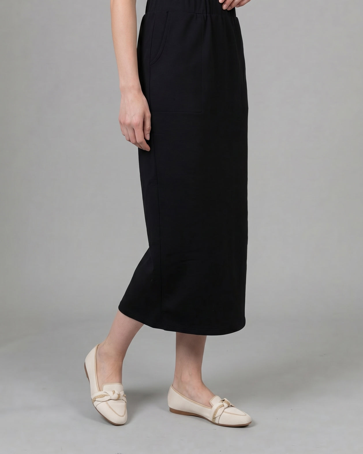 Model wearing Nuggles® 34" Pocket Classic Skirt in Black