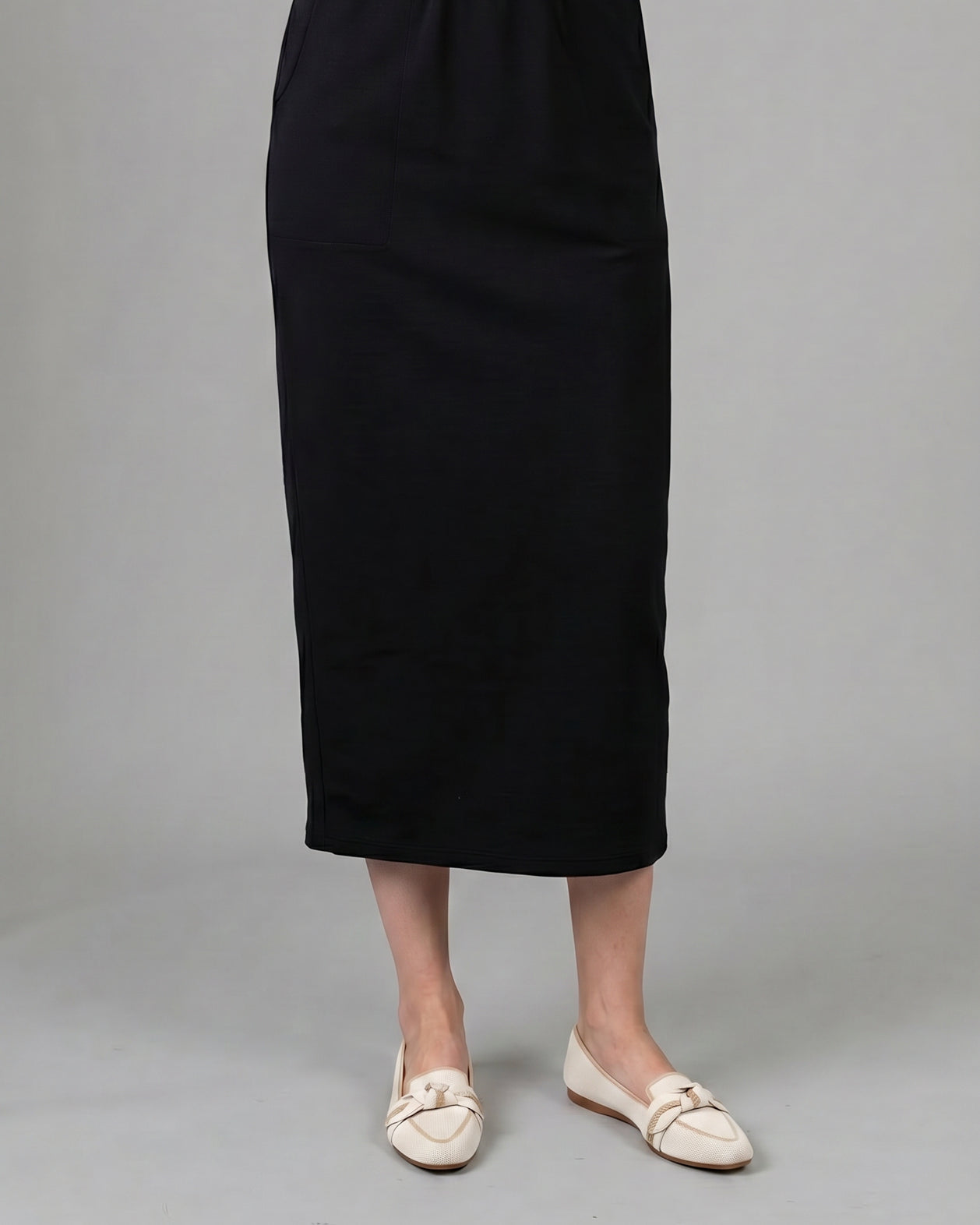 Model wearing Nuggles® 34" Pocket Classic Skirt in Black