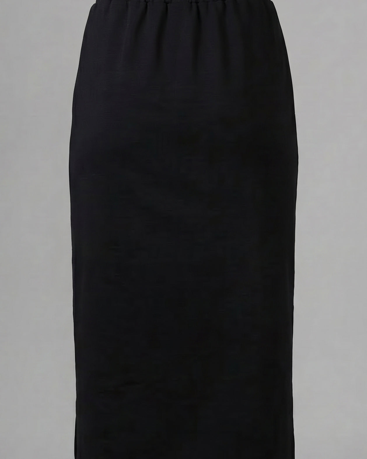 Model wearing Nuggles® 34" Pocket Classic Skirt in Black