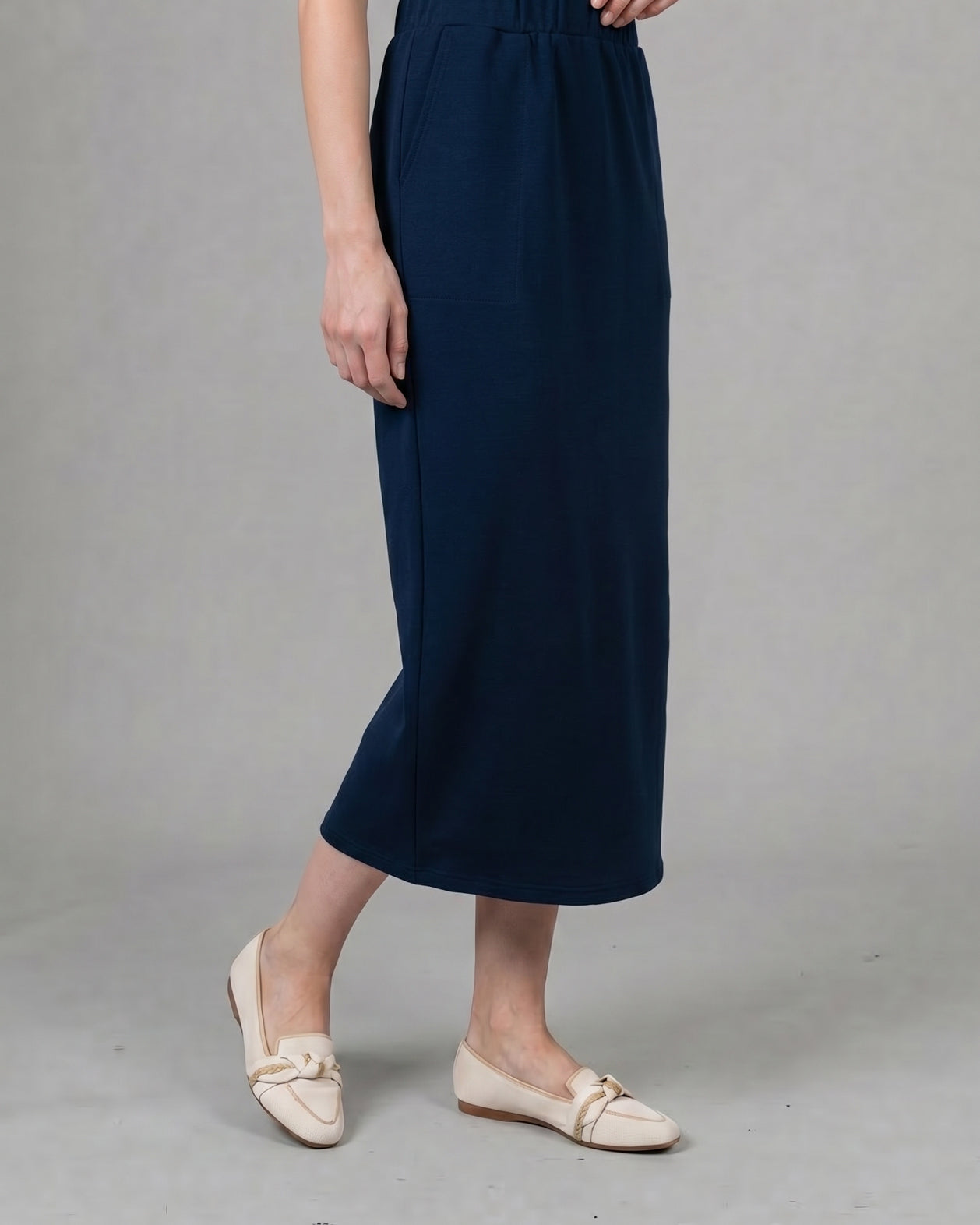 Model wearing Nuggles® 34" Pocket Classic Skirt in Dark Navy