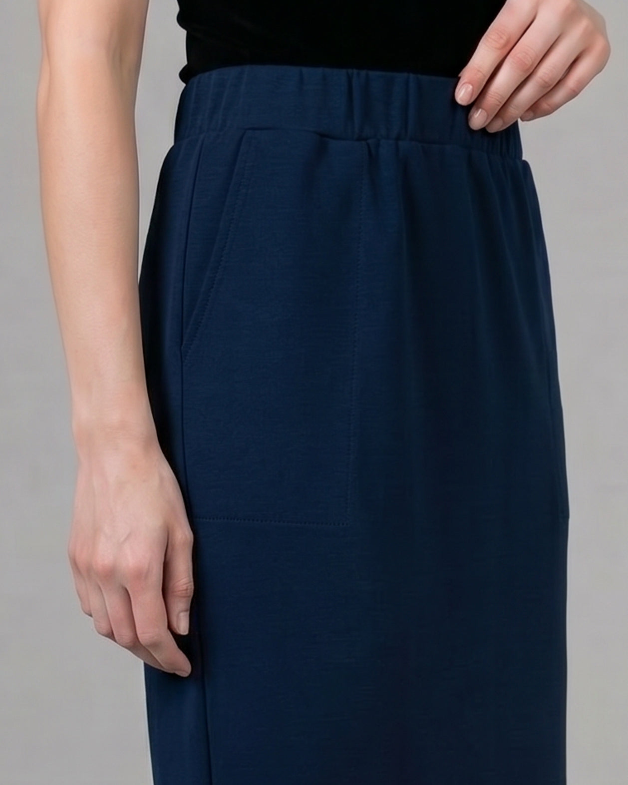Model wearing Nuggles® 34" Pocket Classic Skirt in Dark Navy
