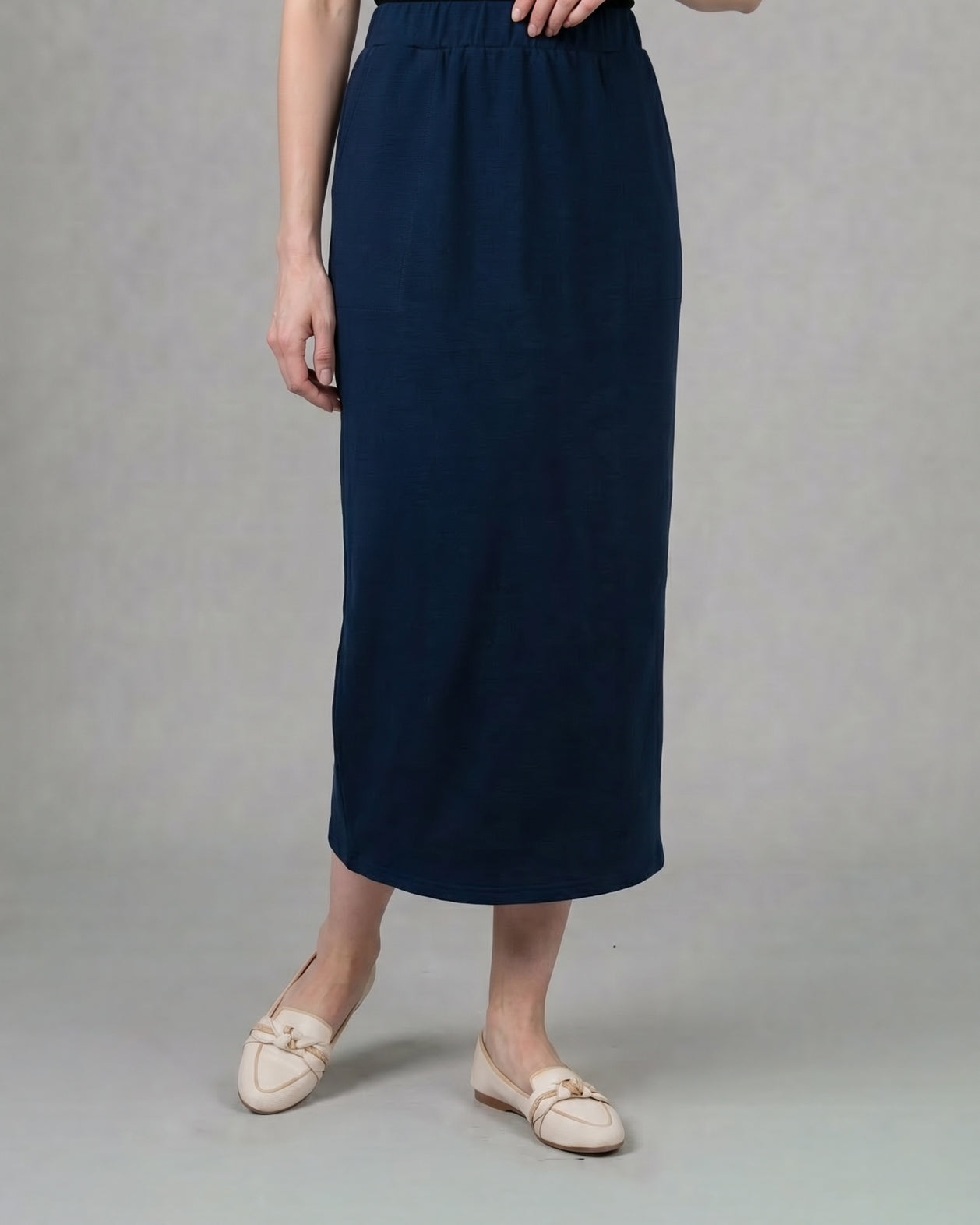 Model wearing Nuggles® 34" Pocket Classic Skirt in Dark Navy