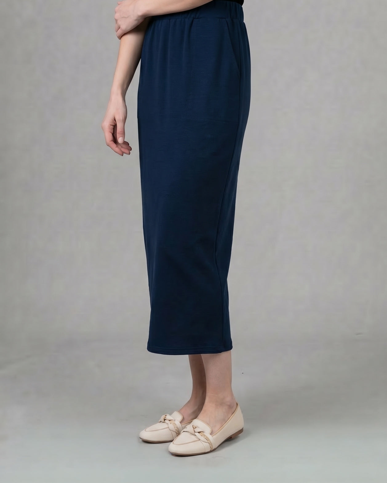 Model wearing Nuggles® 34" Pocket Classic Skirt in Dark Navy