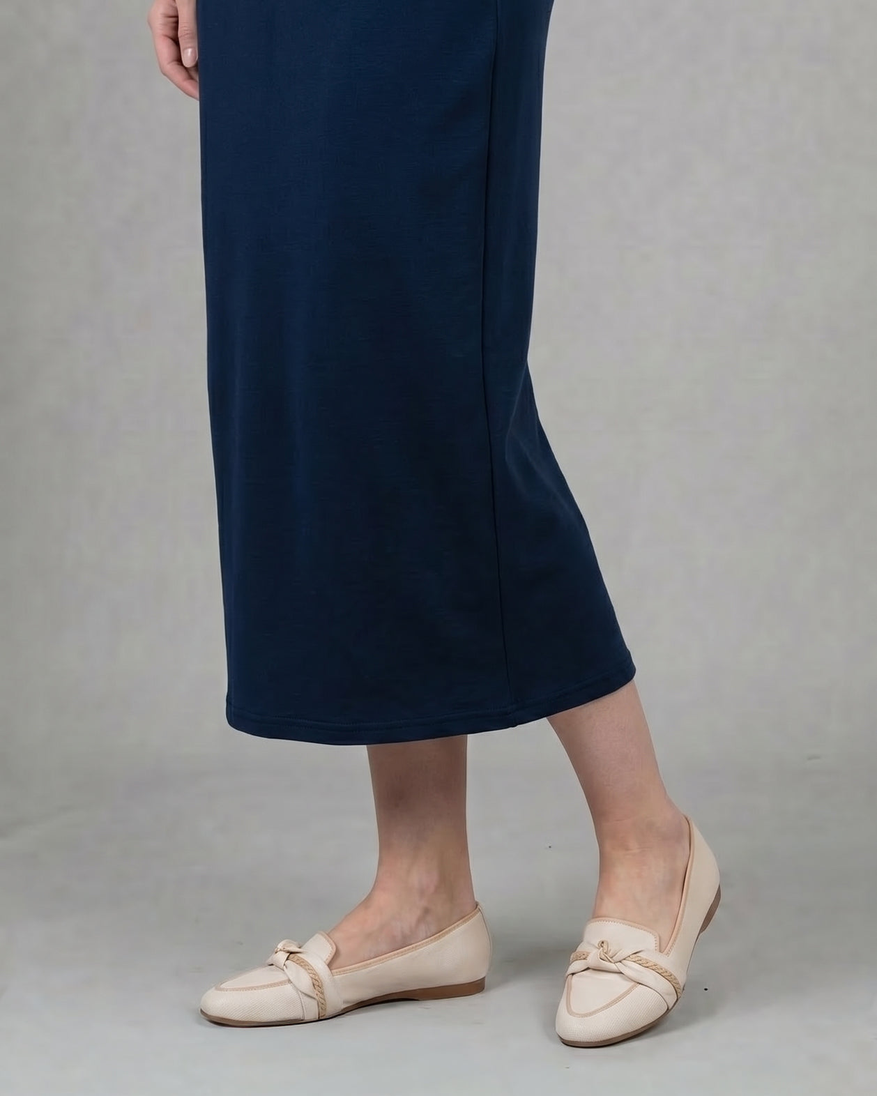 Model wearing Nuggles® 34" Pocket Classic Skirt in Dark Navy
