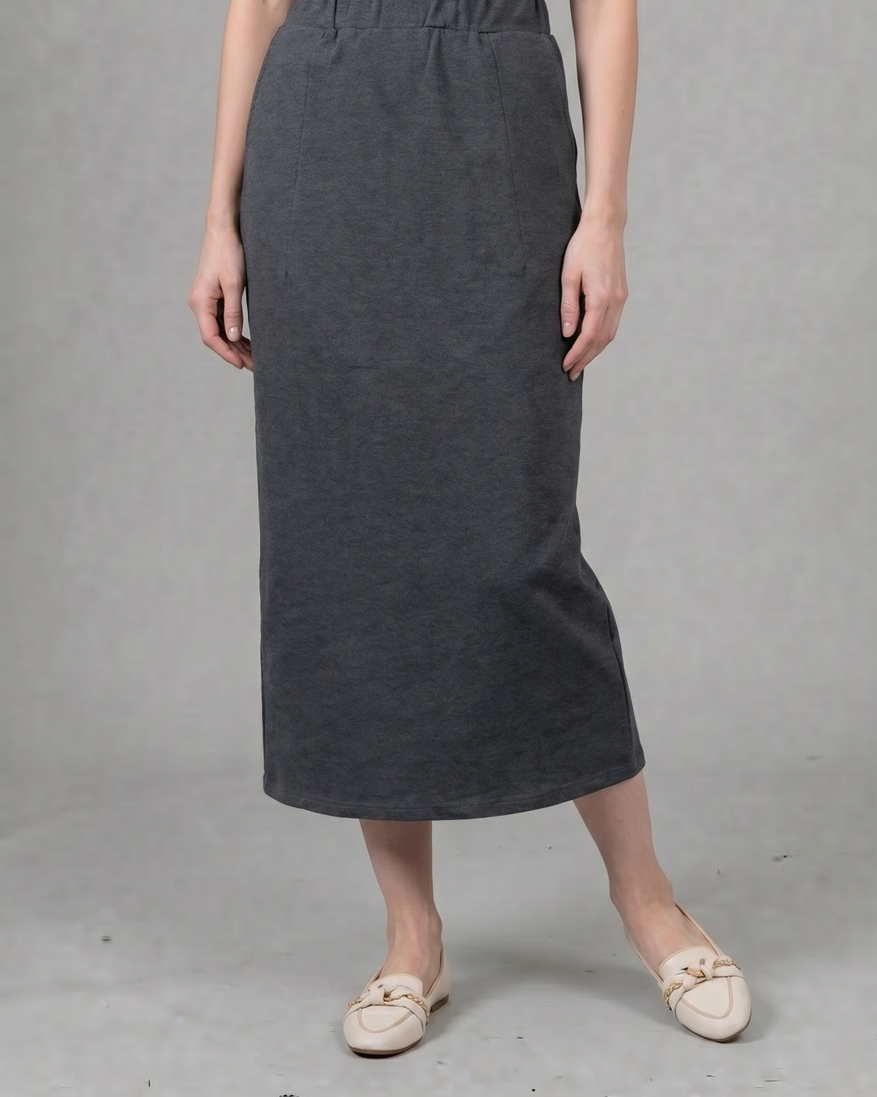 Model wearing Nuggles® 34" Pocket Classic Skirt in Dark Heather