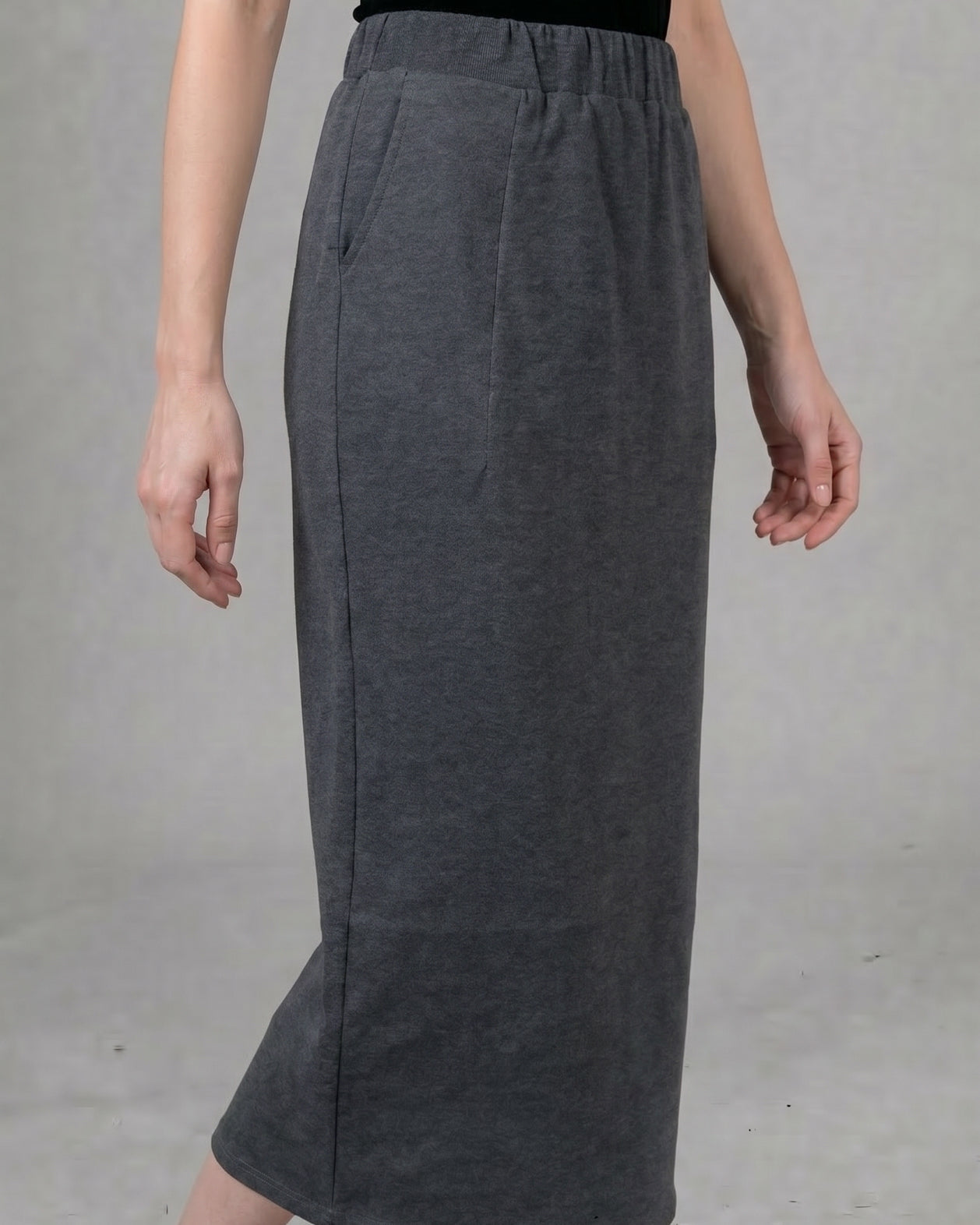 Model wearing Nuggles® 34" Pocket Classic Skirt in Dark Heather