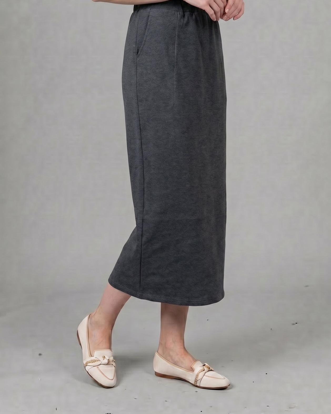 Model wearing Nuggles® 34" Pocket Classic Skirt in Dark Heather