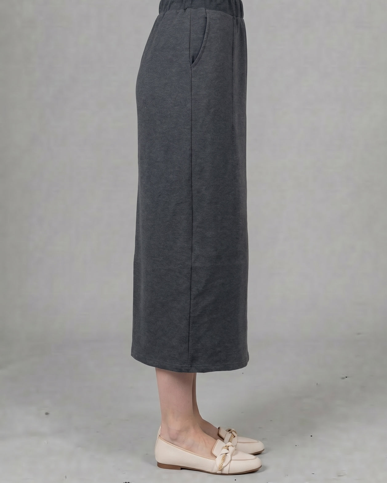 Model wearing Nuggles® 34" Pocket Classic Skirt in Dark Heather