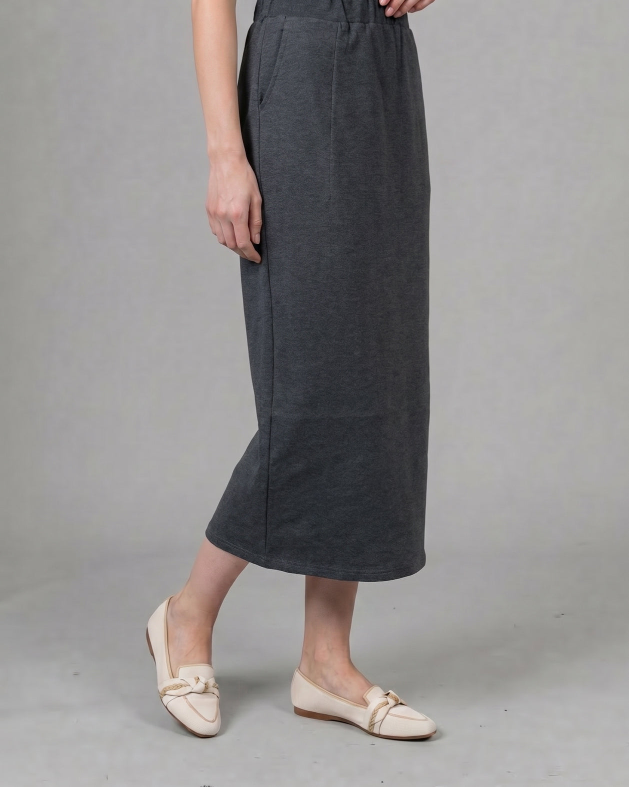 Model wearing Nuggles® 34" Pocket Classic Skirt in Dark Heather