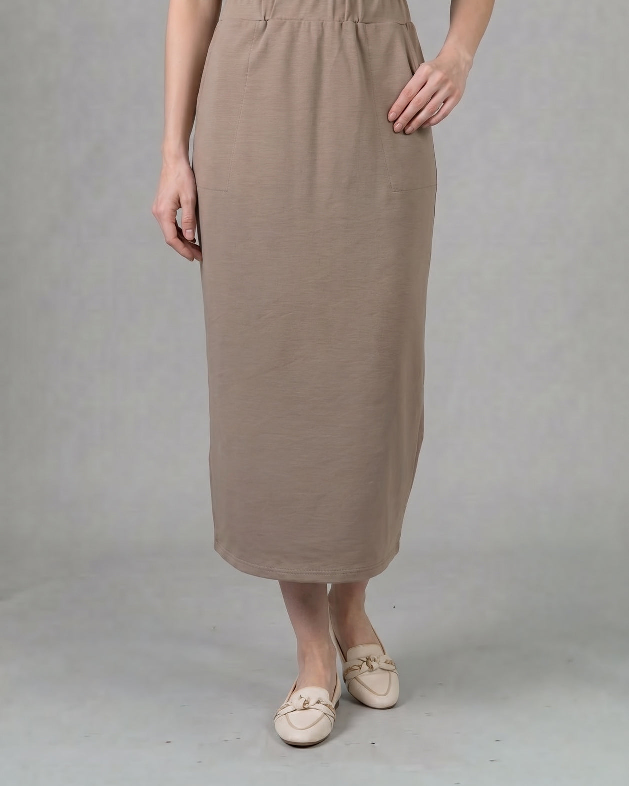 Model wearing Nuggles® 34" Pocket Classic Skirt in Taupe