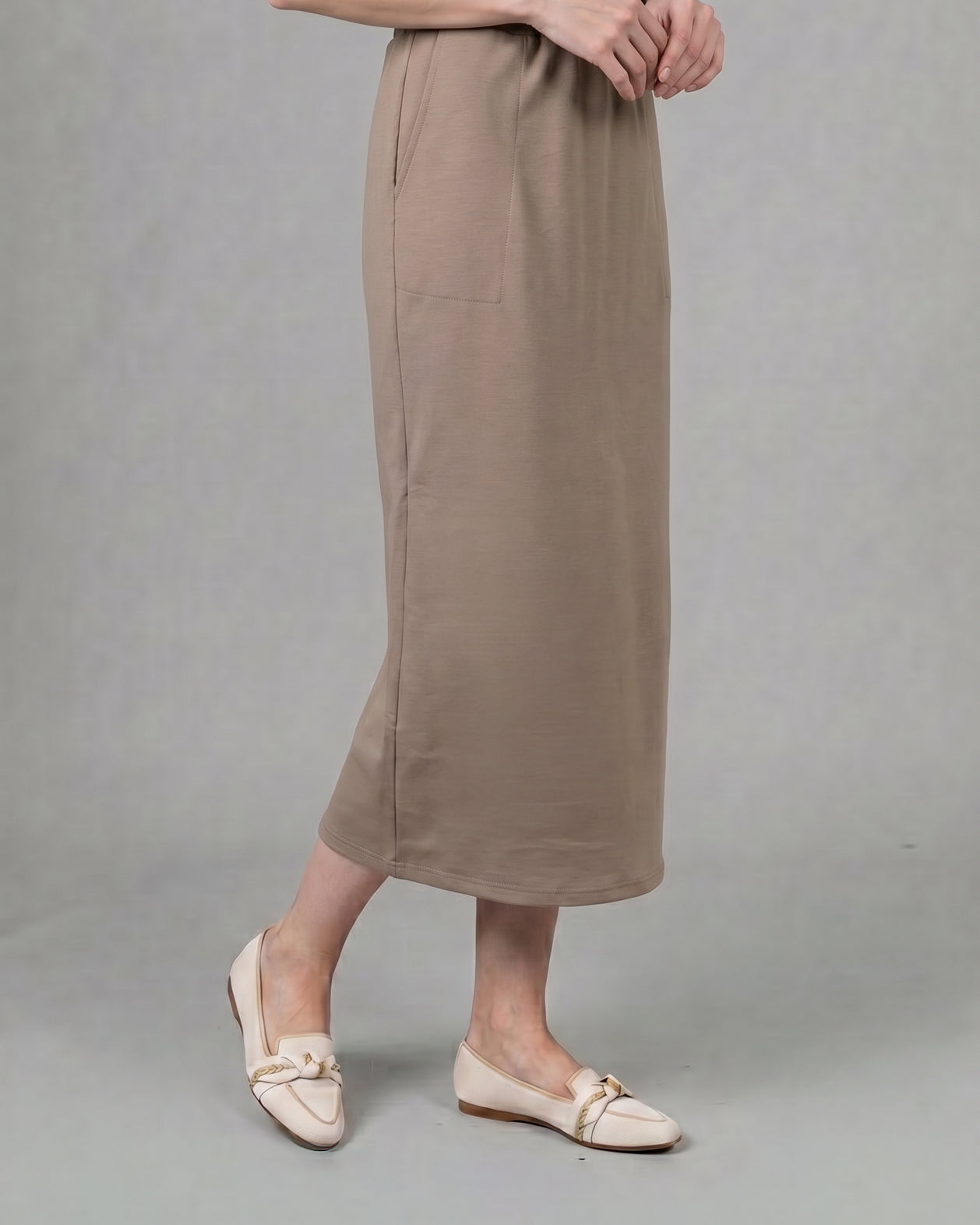 Model wearing Nuggles® 34" Pocket Classic Skirt in Taupe