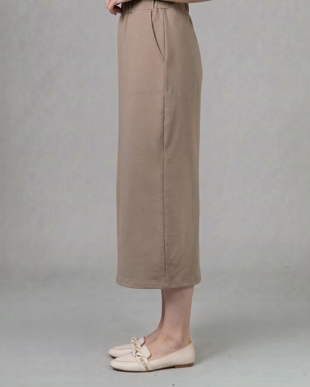 Model wearing Nuggles® 34" Pocket Classic Skirt in Taupe