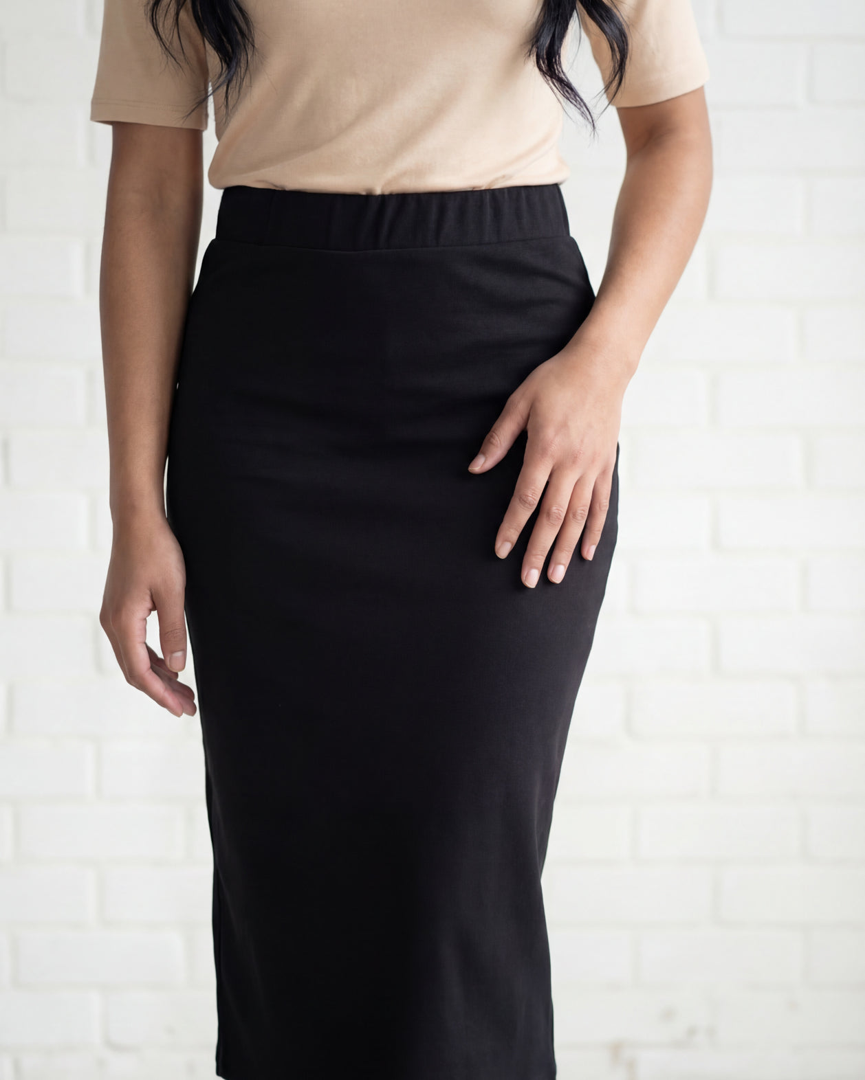 Model wearing Nuggles® 31" Relaxed Midi Skirt in Black