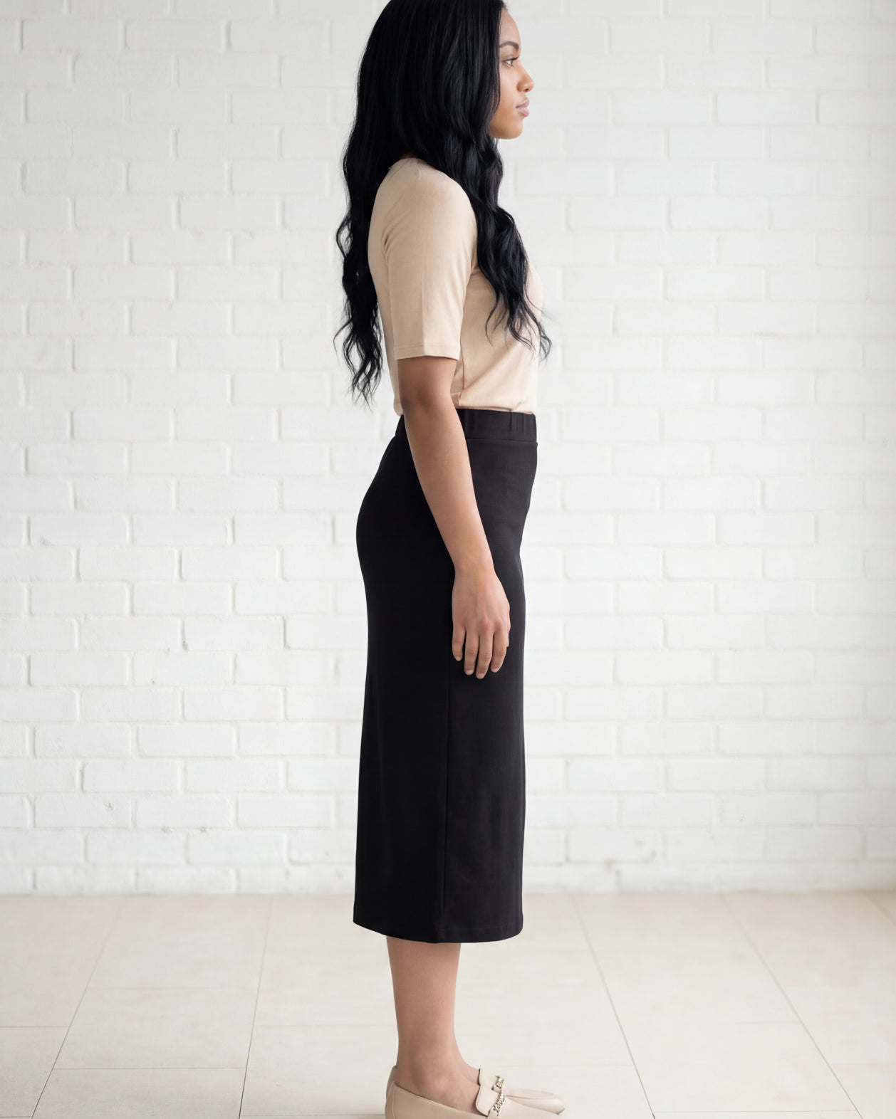 Model wearing Nuggles® 31" Relaxed Midi Skirt in Black
