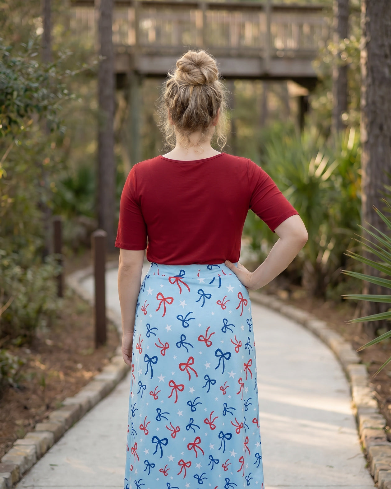 Model wearing Nuggles® 31" All-Sport Skirt in Bow Active