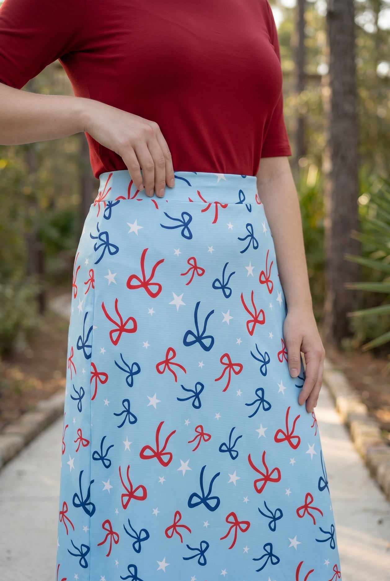 Model wearing Nuggles® 31" All-Sport Skirt in Bow Active