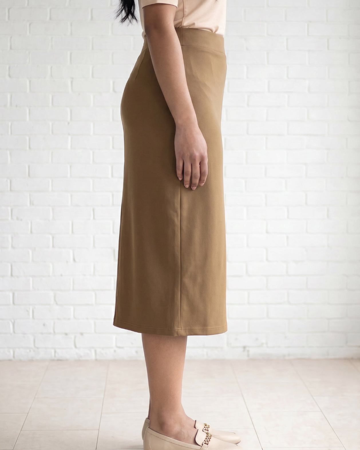 Model wearing Nuggles® 31" Relaxed Skirt in Camel