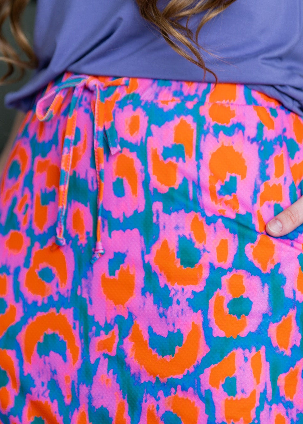 Model wearing Nuggles® 27 inch Sport Flex Skirt with pockets and drawstring waistband