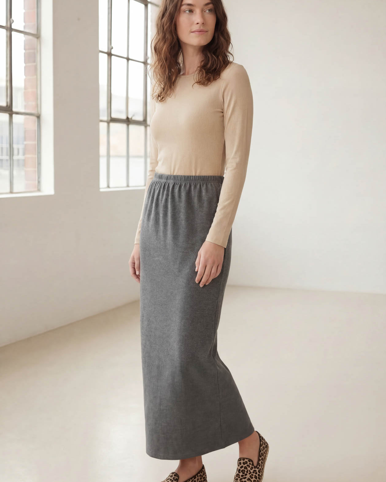 Model wearing Nuggles® 36" Classic Skirt in Heather Gray