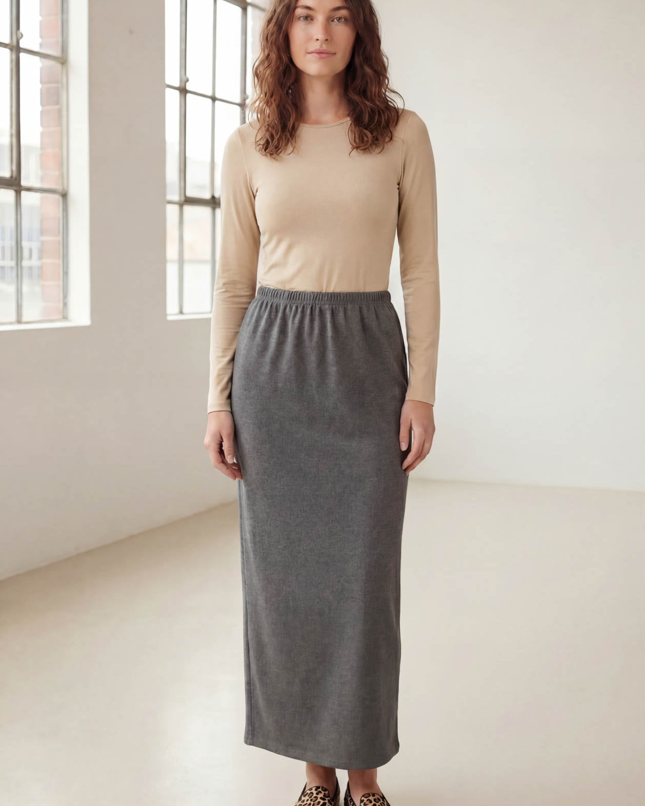 Model wearing Nuggles® 36" Classic Skirt in Heather Gray