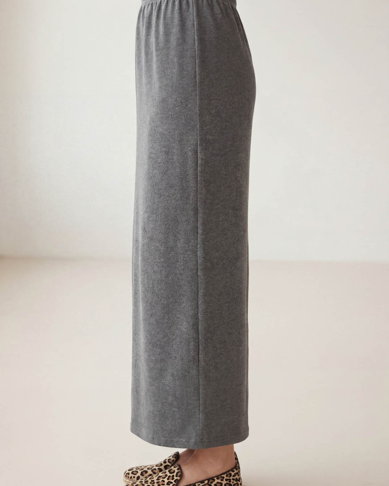 Model wearing Nuggles® 36" Classic Skirt in Heather Gray