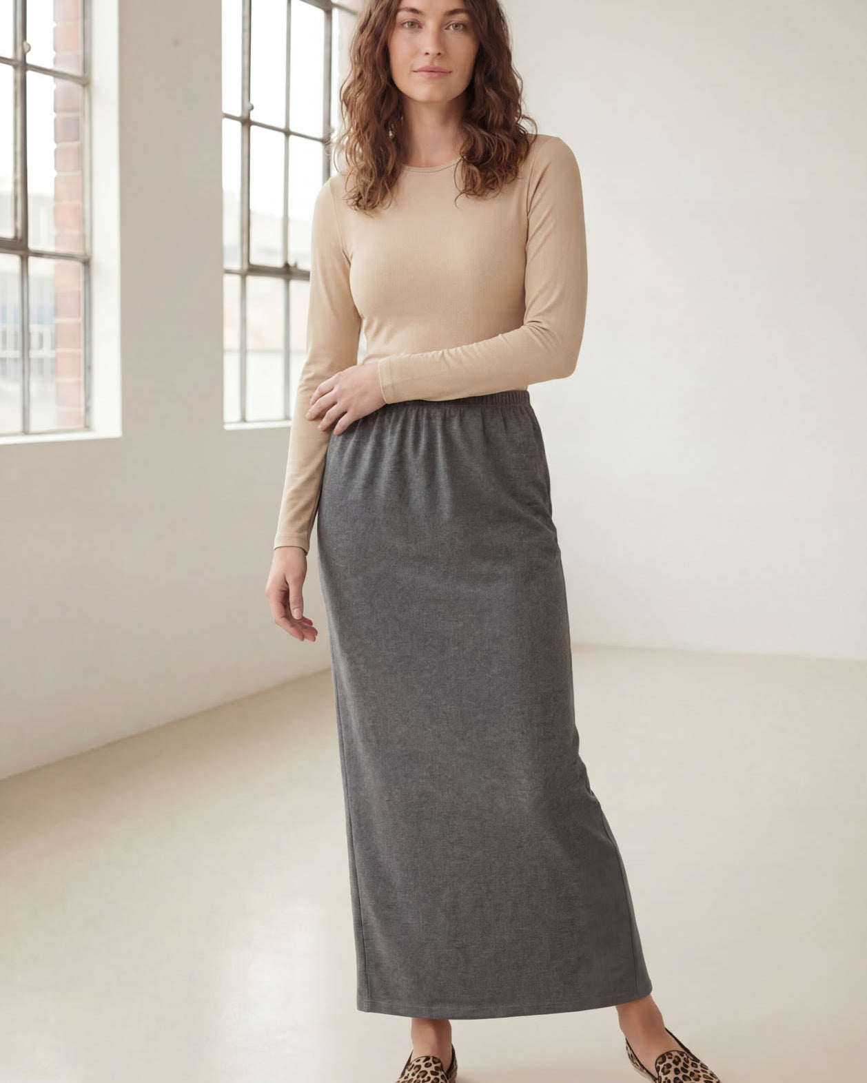 Model wearing Nuggles® 36" Classic Skirt in Heather Gray