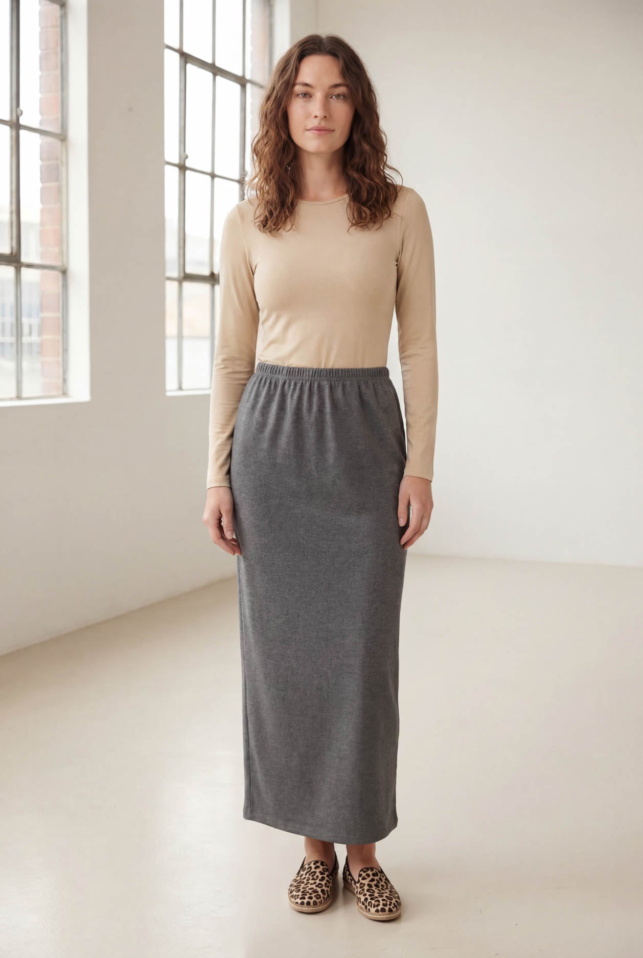 Model wearing Nuggles® 36" Classic Skirt in Heather Gray