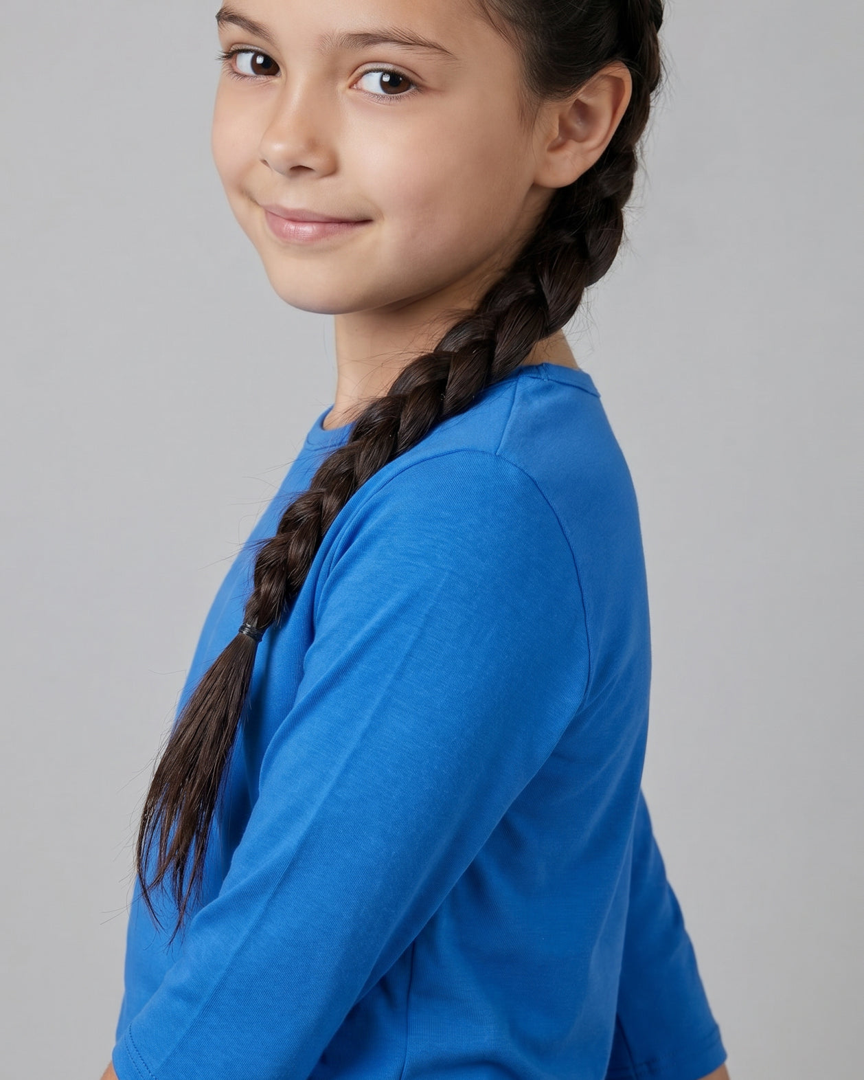 Model wearing the Girls' Nuggles® Essential 3/4 Tee in Lapiz Blue