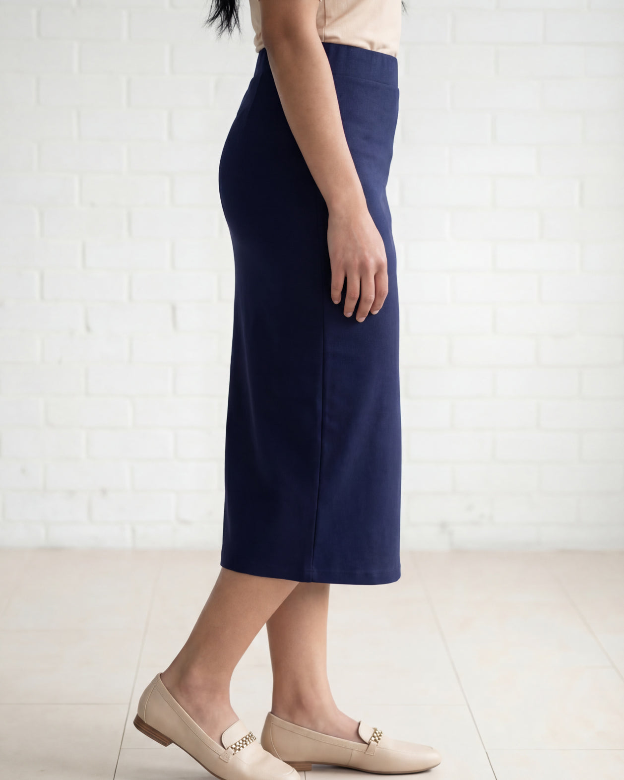 Model wearing Nuggles® 31" Relaxed Midi Skirt in Navy