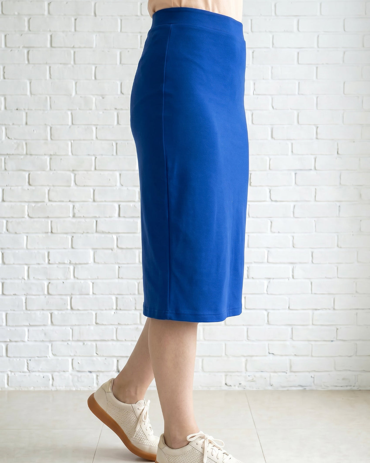 Model wearing Nuggles® 27" Relaxed Skirt in Royal Blue
