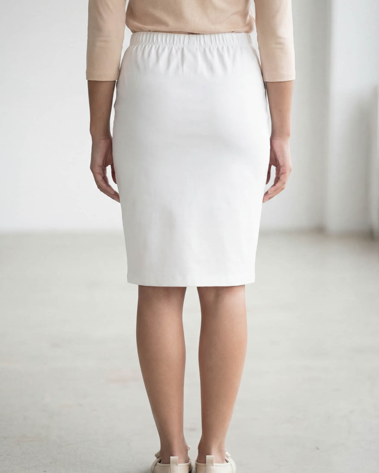 Nuggles® 25-inch classic skirt elastic waistband and straight silhouette