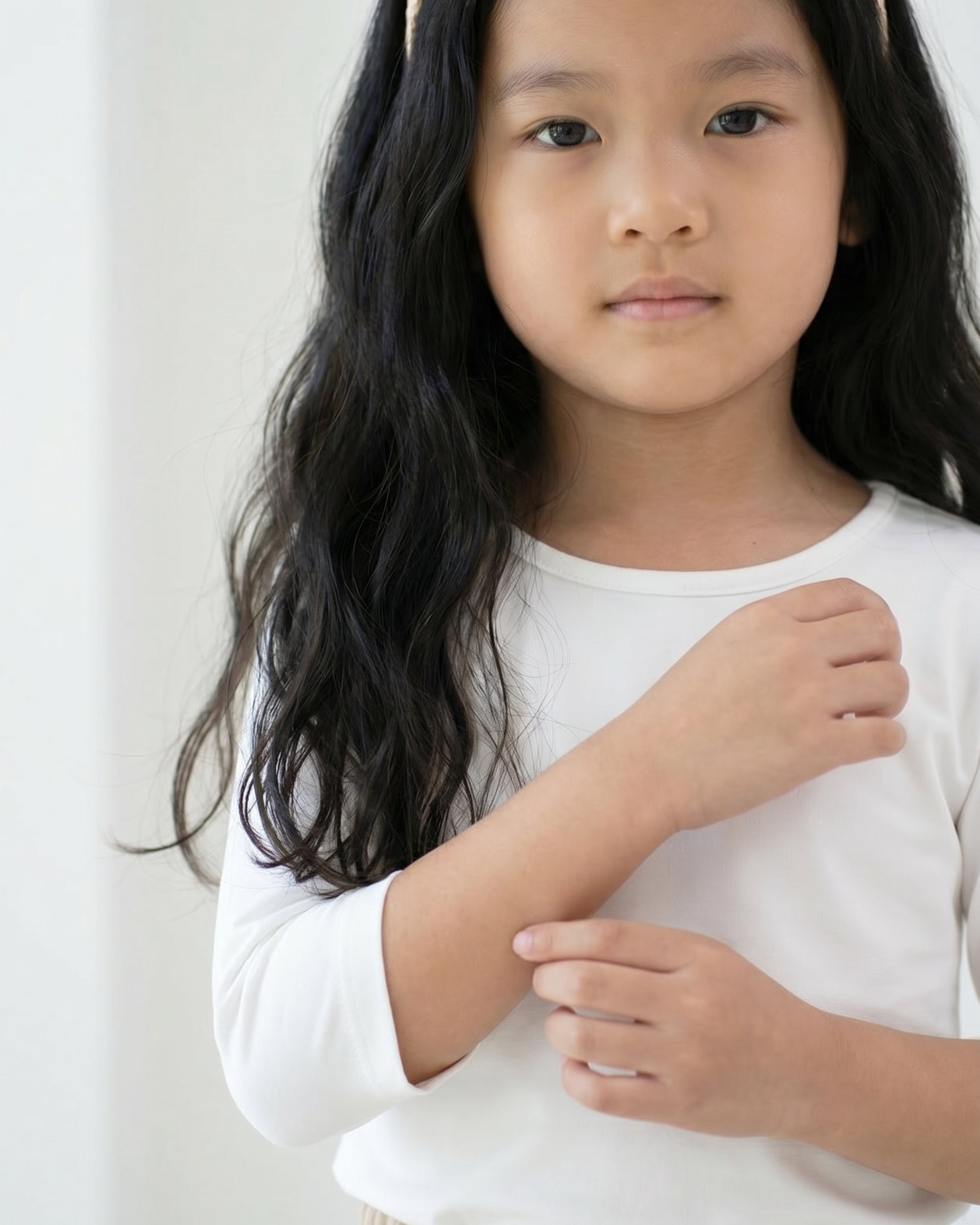 Model wearing the Girls' Nuggles® Essential 3/4 Tee in White