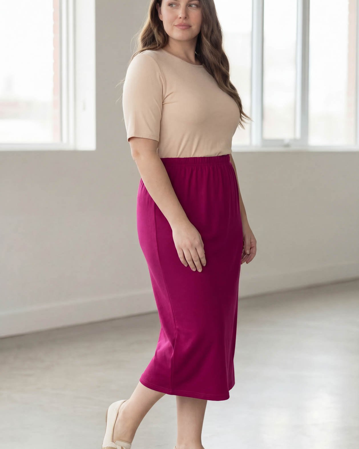 Model wearing Nuggles® 34" Classic Skirt in Wine