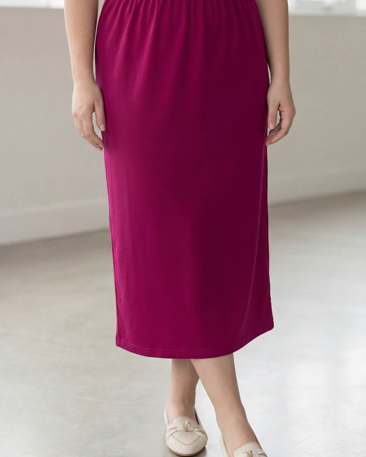 Model wearing Nuggles® 34" Classic Skirt in Wine