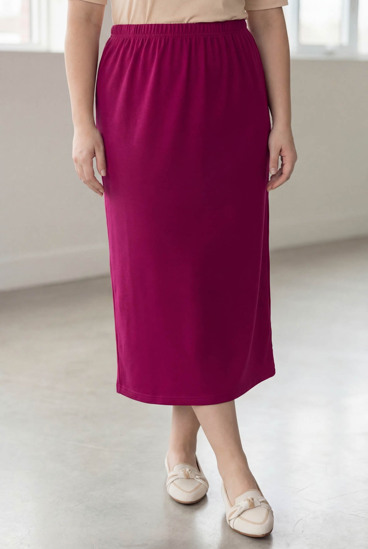 Model wearing Nuggles® 34" Classic Skirt in Wine