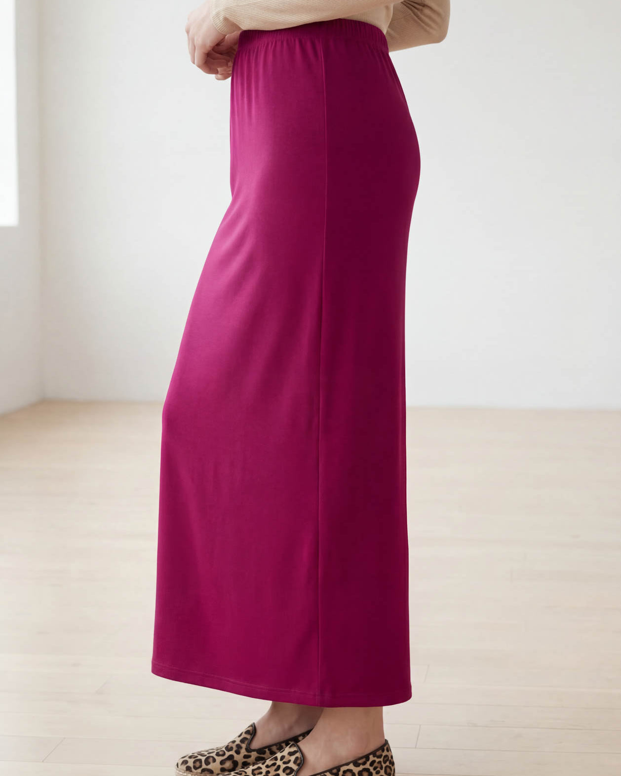 Model wearing Nuggles® 36" Classic Skirt in Wine