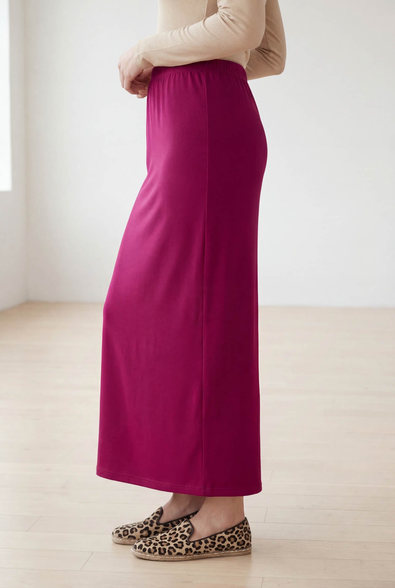 Model wearing Nuggles® 36" Classic Skirt in Wine