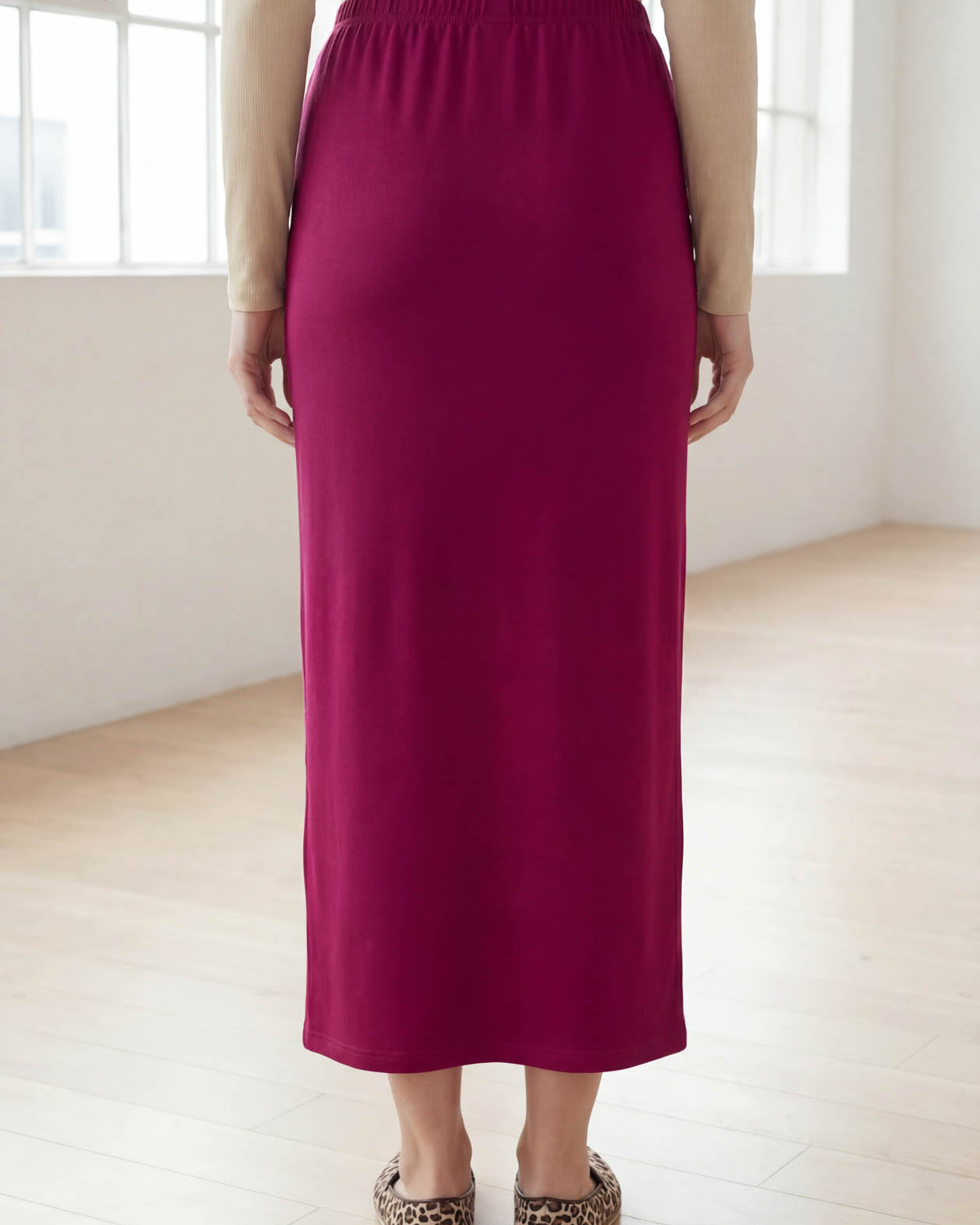 Model wearing Nuggles® 36" Classic Skirt in Wine