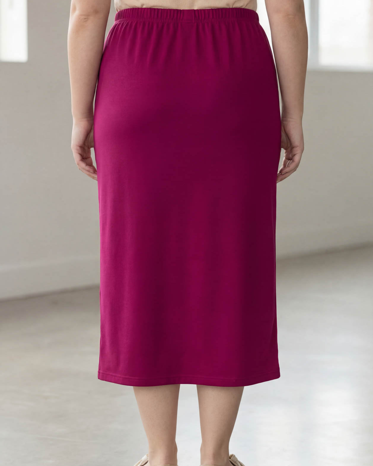 Model wearing Nuggles® 34" Classic Skirt in Wine